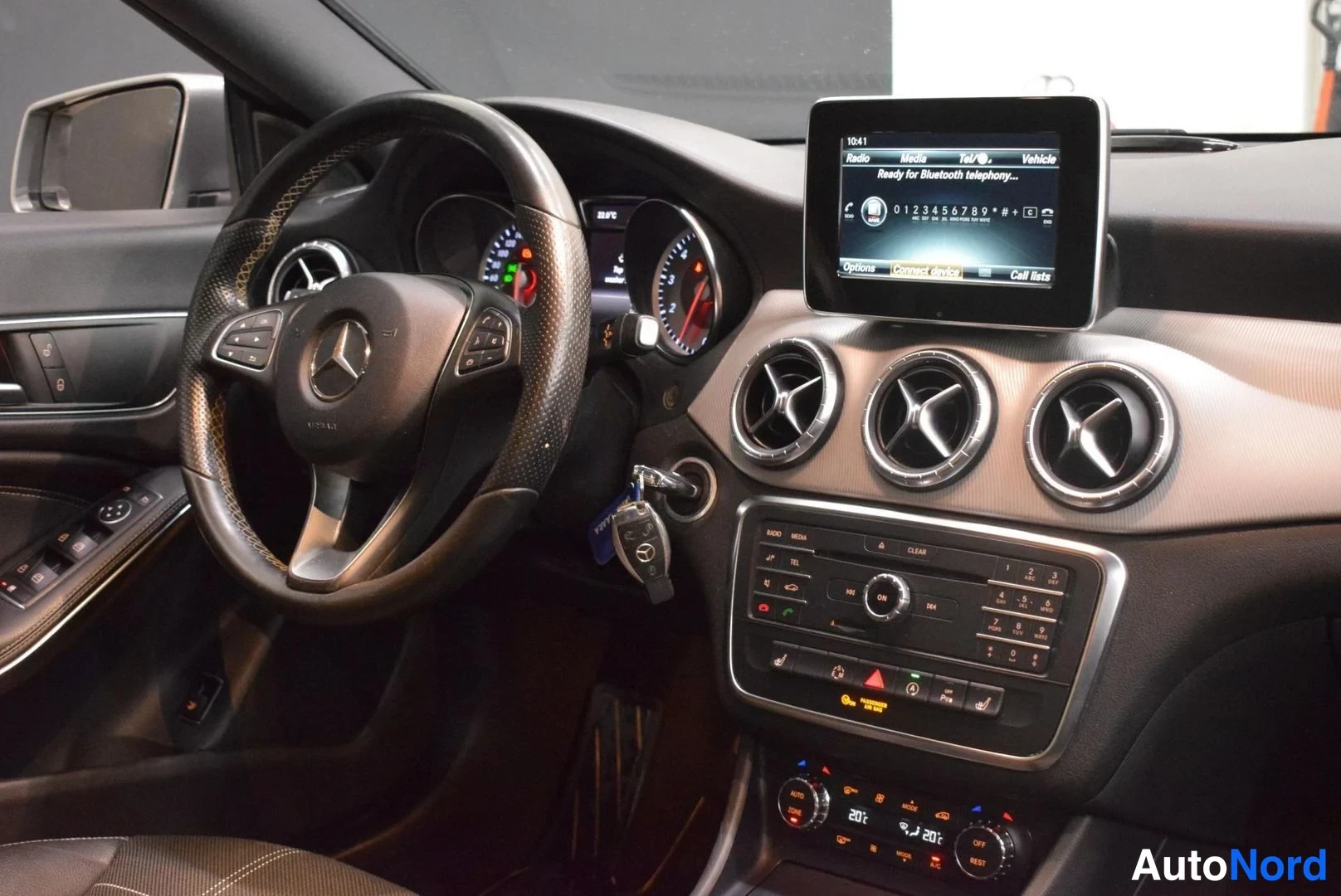 Harmaa Mercedes-Benz CLA 200 2016, ohjaamo, kuva 10
