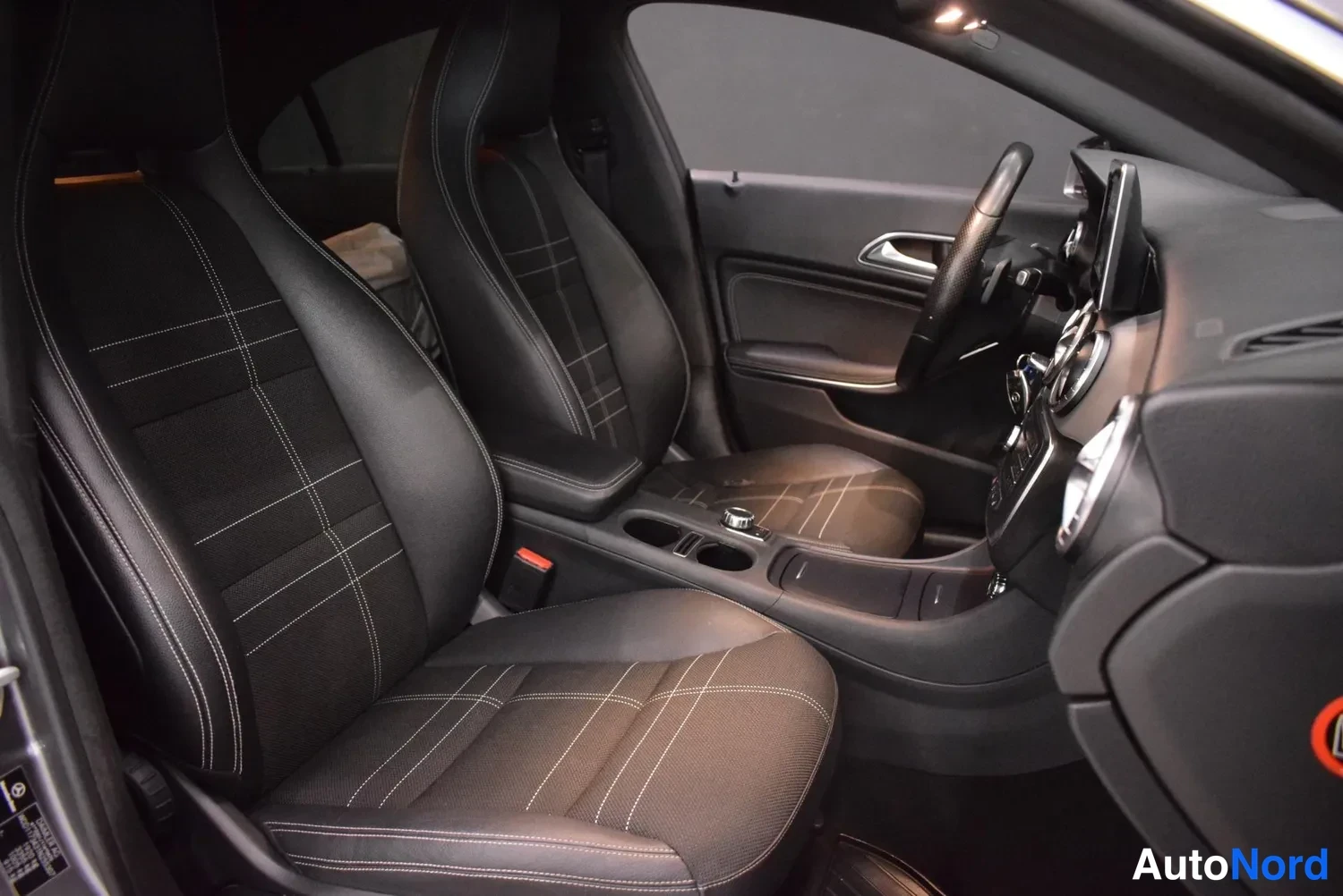 Harmaa Mercedes-Benz CLA 200 2016, etuistuimet, kuva 24