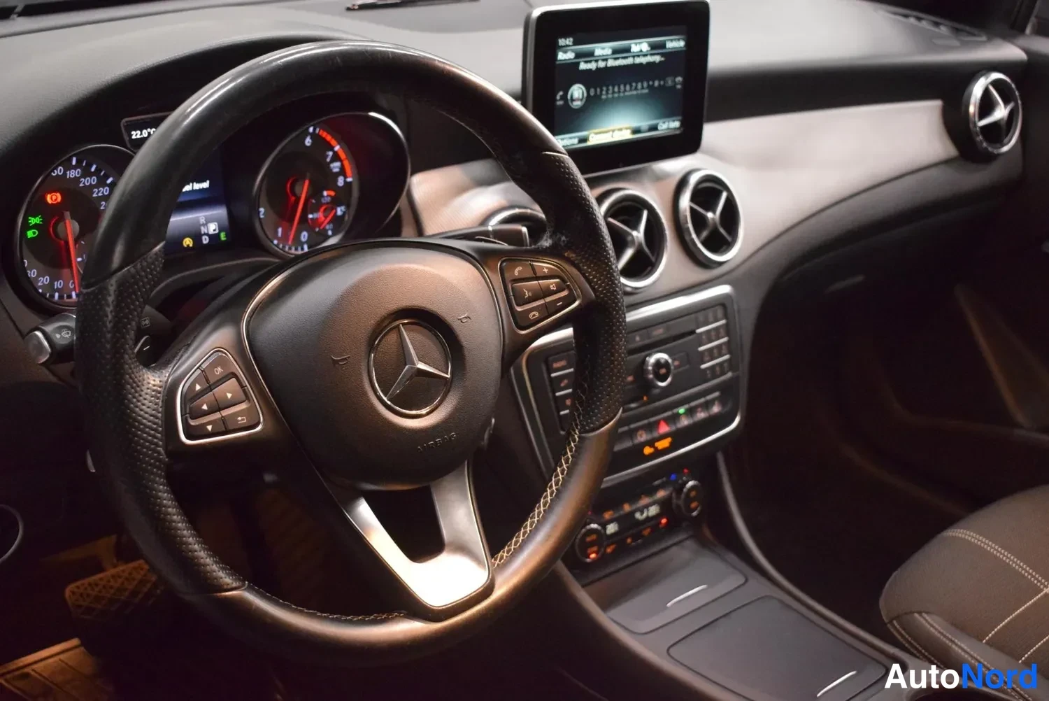 Harmaa Mercedes-Benz CLA 200 2016, ohjaamo, kuva 19