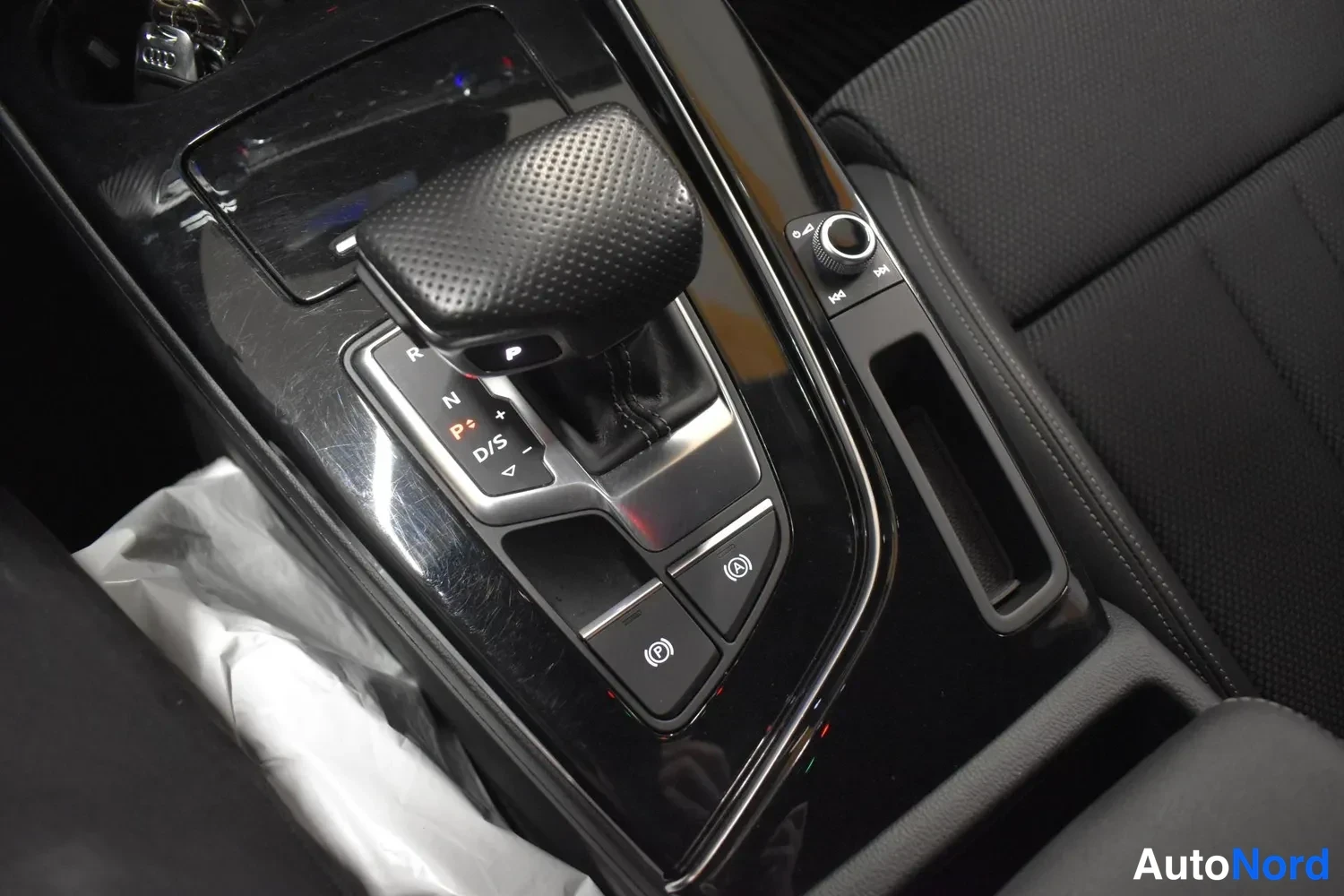 White Audi A4 2022, photo 23
