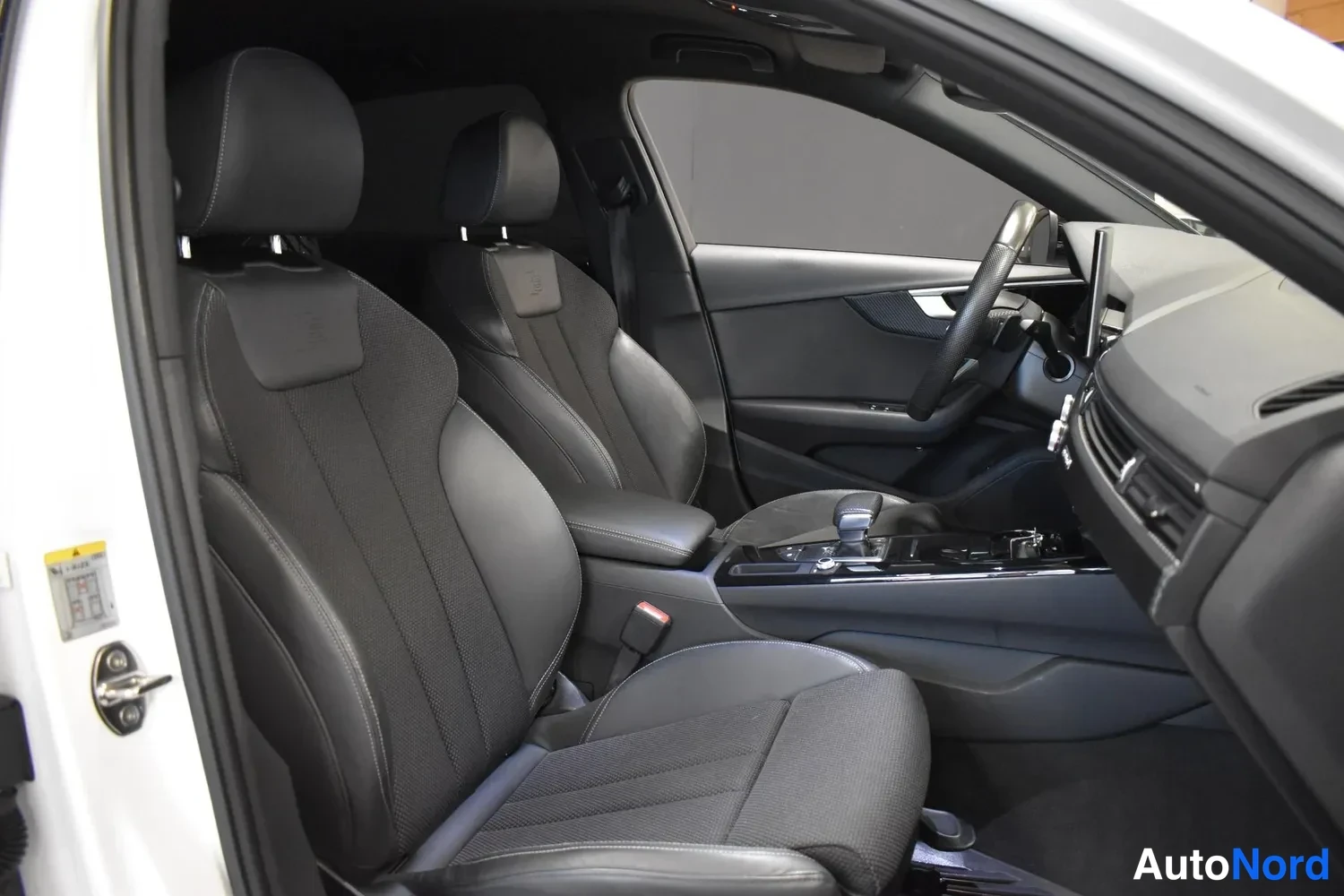 White Audi A4 2022, photo 7