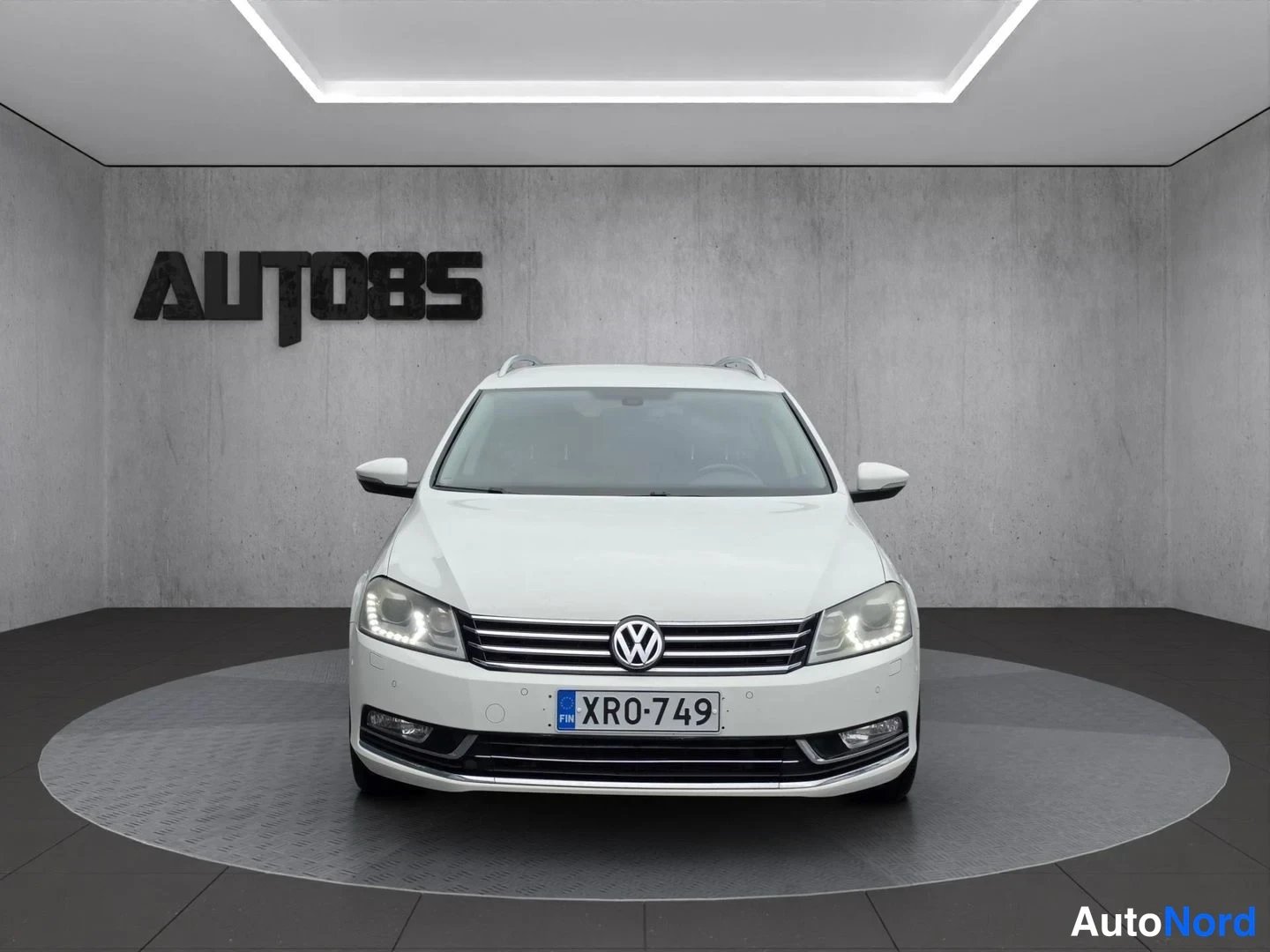 Valkoinen Volkswagen Passat Variant 2012, edestä, kuva 4