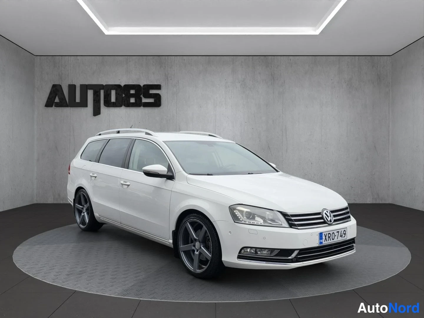 Valkoinen Volkswagen Passat Variant 2012, etuviisto, keula oikealle, kuva 3