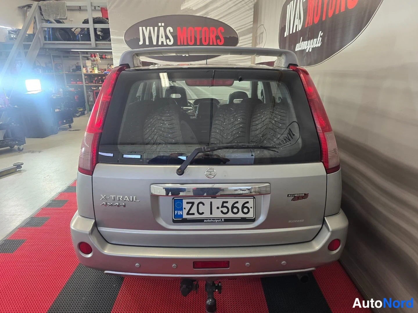 Silver Nissan X-Trail 2005, rear, photo 4