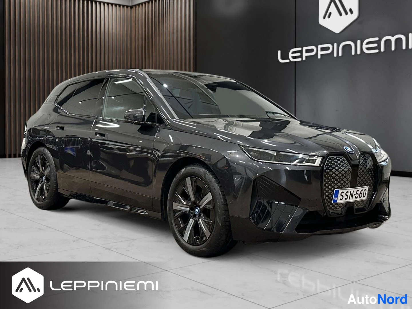 Harmaa BMW iX xDrive40 2022, etuviisto, keula oikealle, kuva 2