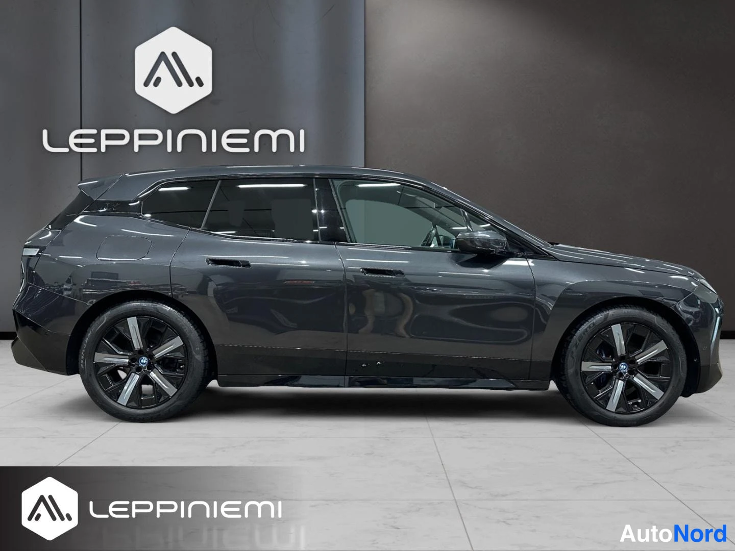 Harmaa BMW iX xDrive40 2022, sivulta, kuva 4