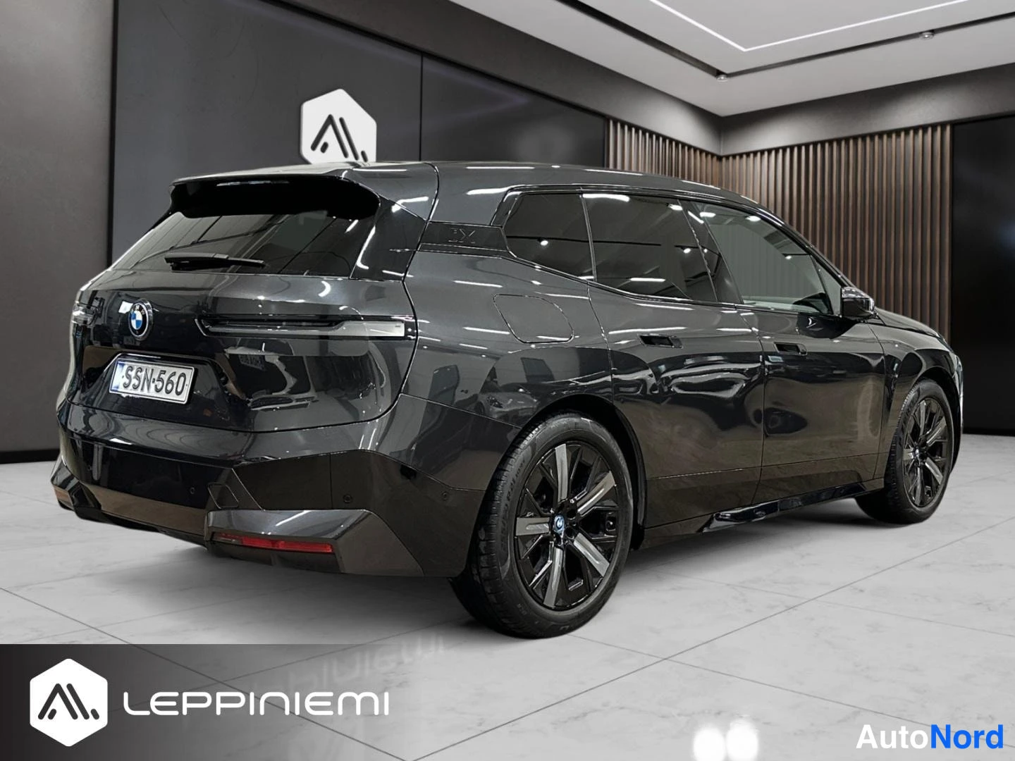 Harmaa BMW iX xDrive40 2022, takaviisto, kuva 6