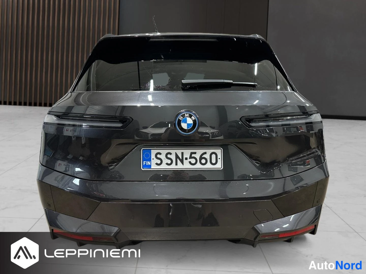 Harmaa BMW iX xDrive40 2022, takaa, kuva 8