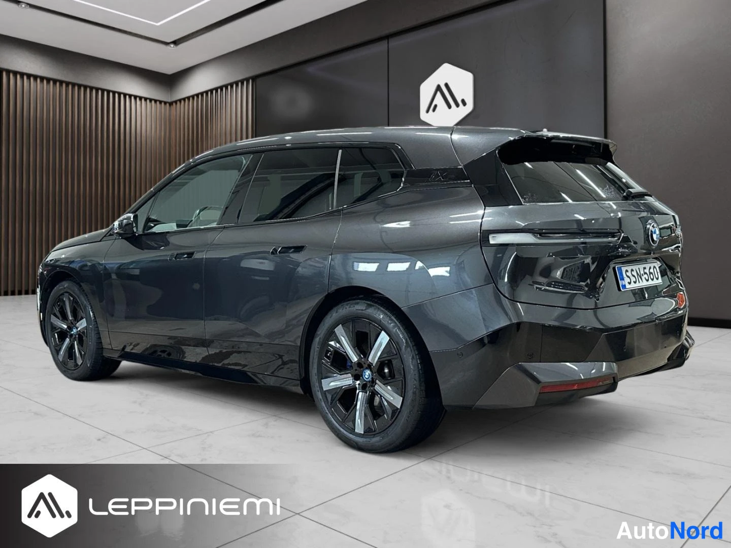 Harmaa BMW iX xDrive40 2022, takaviisto, kuva 7