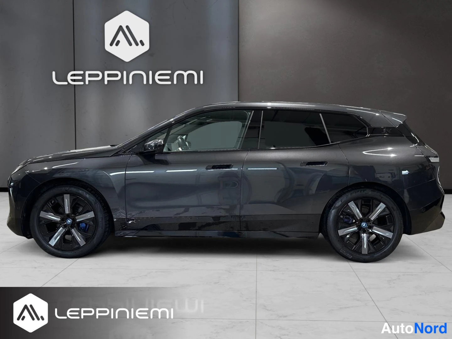 Harmaa BMW iX xDrive40 2022, sivulta, kuva 5