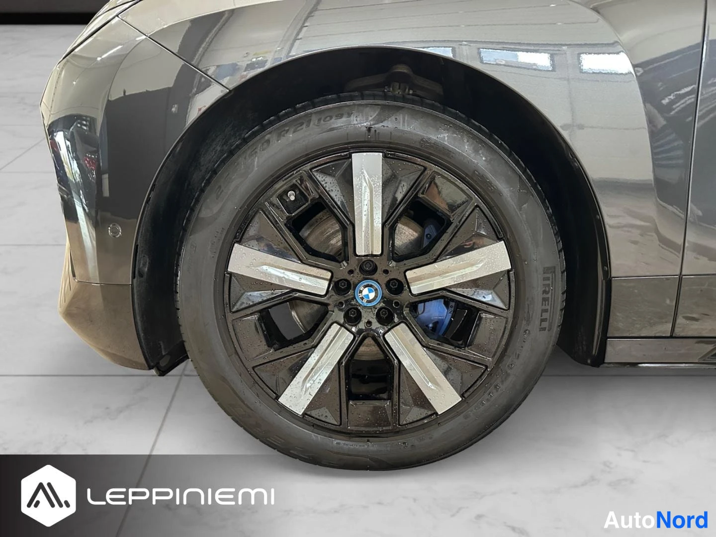 Harmaa BMW iX xDrive40 2022, kuva 9
