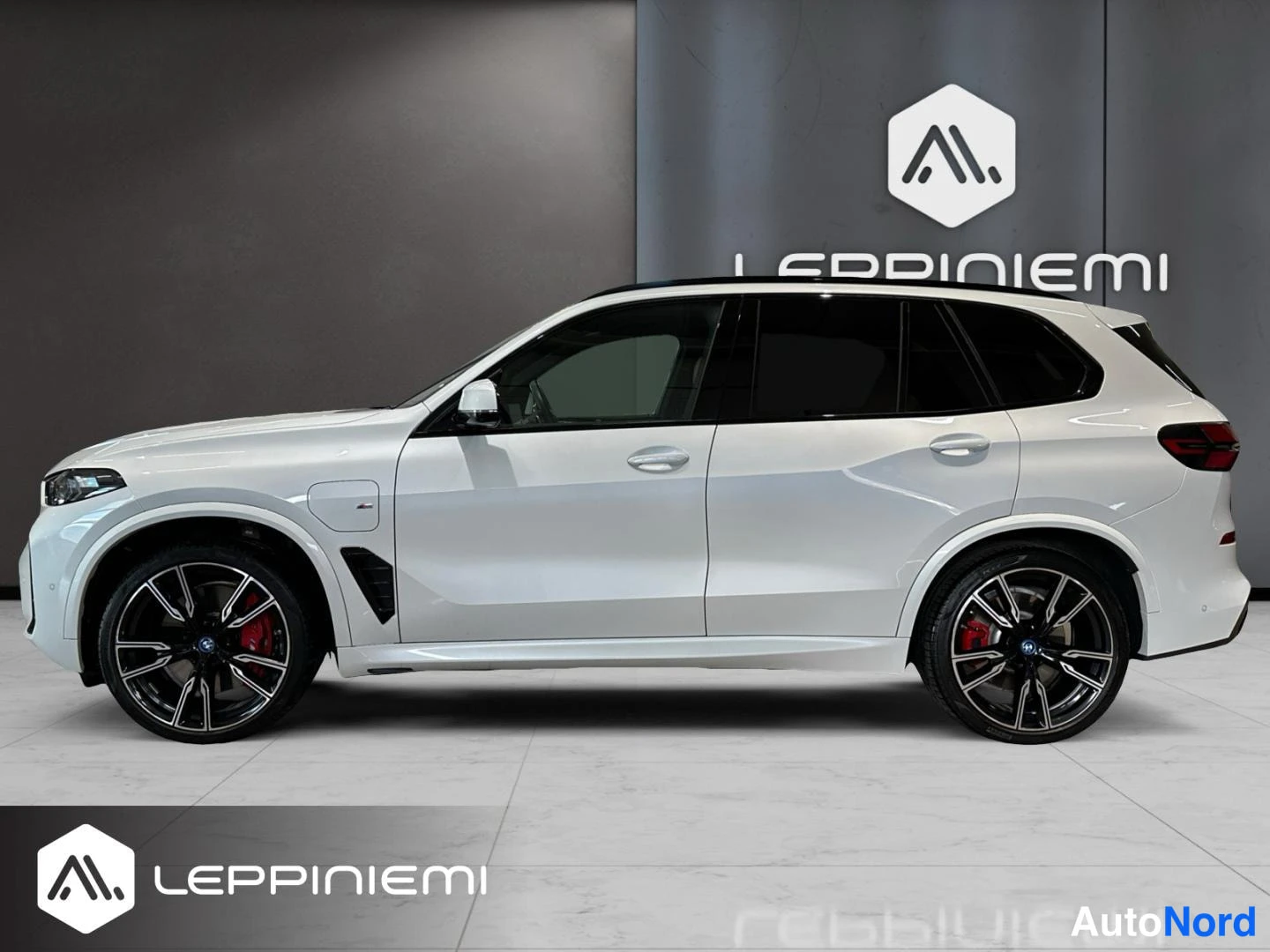 Valkoinen BMW X5 2025, sivulta, kuva 2