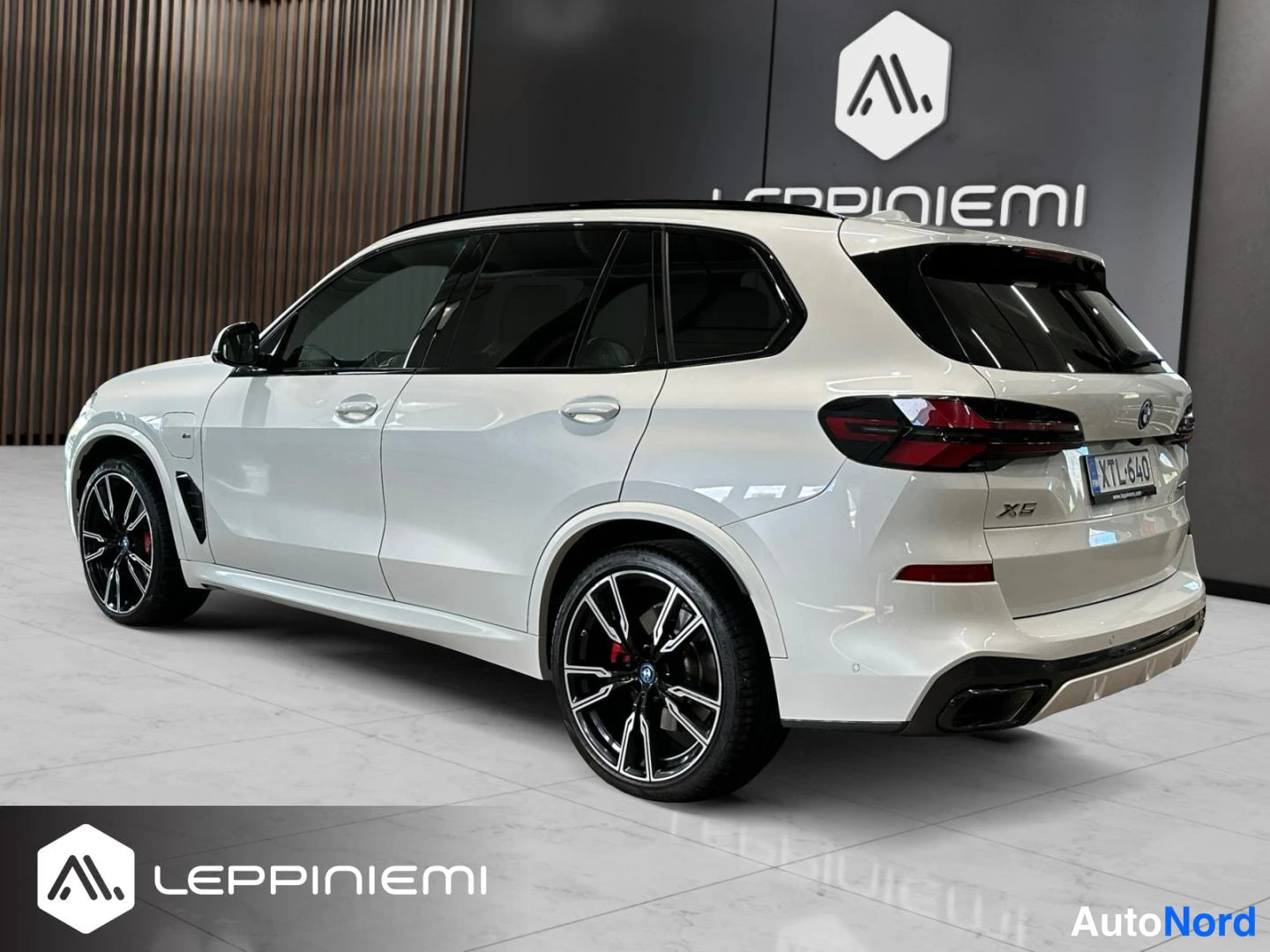 Valkoinen BMW X5 2025, takaviisto, kuva 3