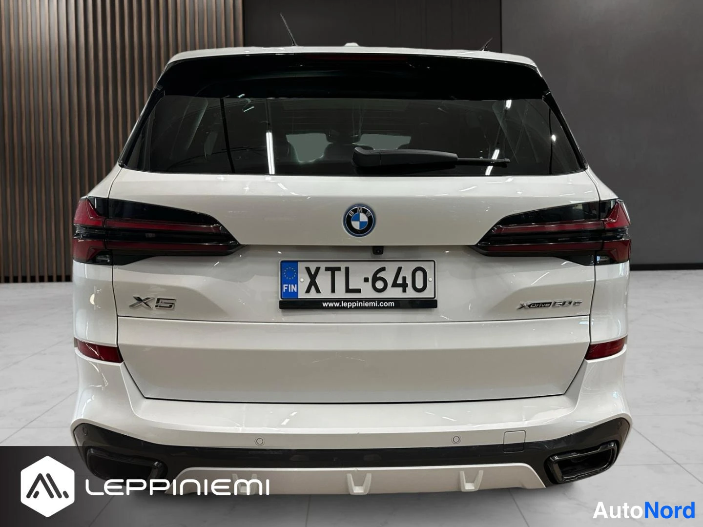 Valkoinen BMW X5 2025, takaa, kuva 4