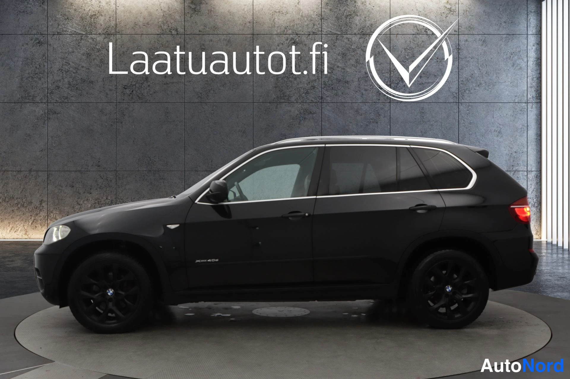 Musta BMW X5 2010, sivulta, kuva 3