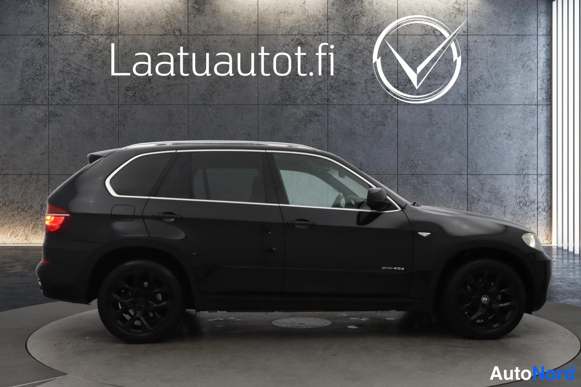 Musta BMW X5 2010, sivulta, kuva 4