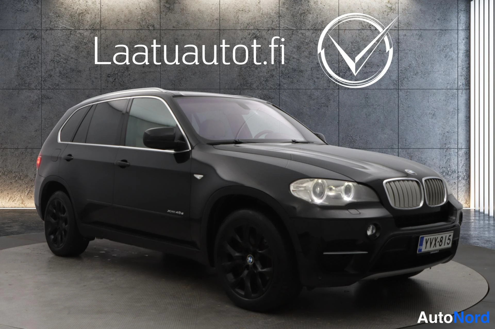 Musta BMW X5 2010, etuviisto, keula oikealle, kuva 2