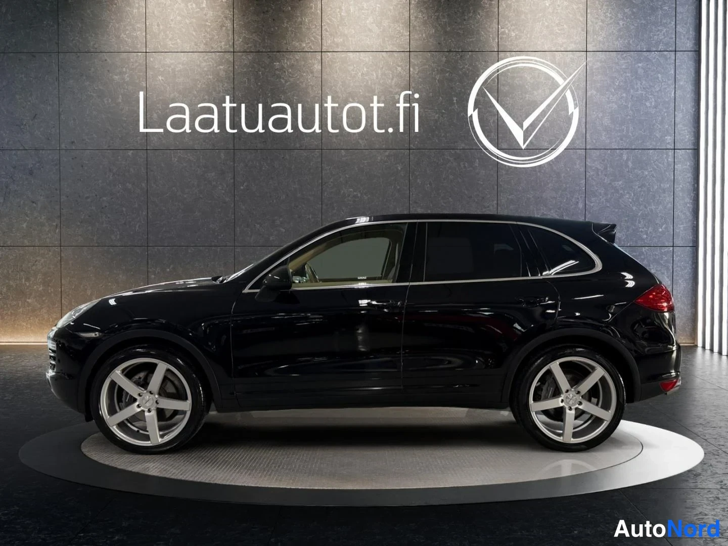 Musta Porsche Cayenne 2012, sivulta, kuva 5