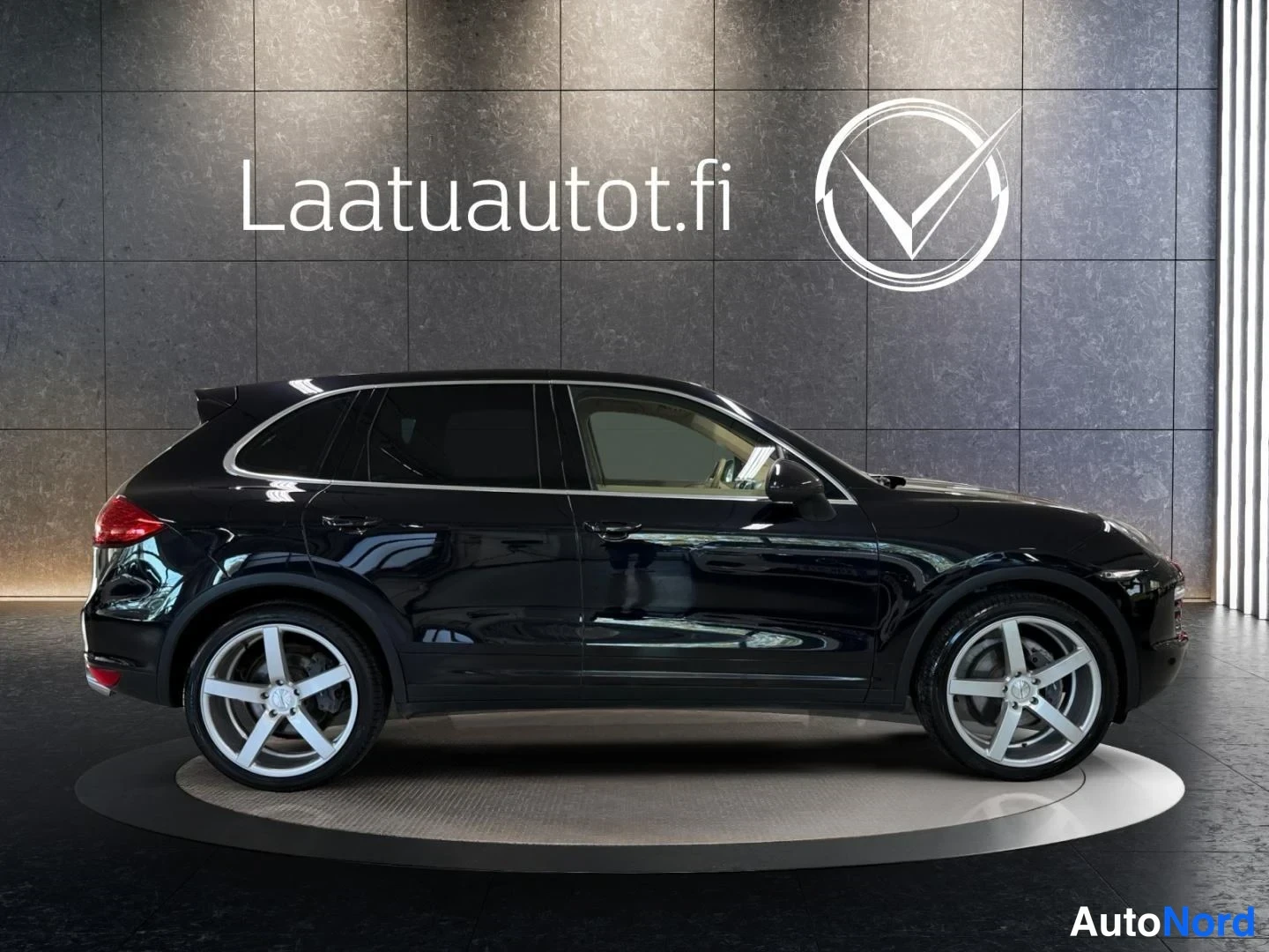 Musta Porsche Cayenne 2012, sivulta, kuva 6