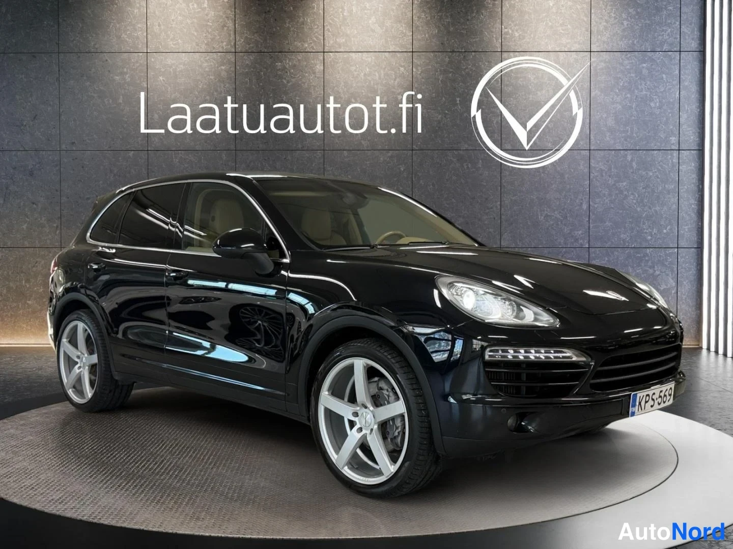Musta Porsche Cayenne 2012, etuviisto, keula oikealle, kuva 3