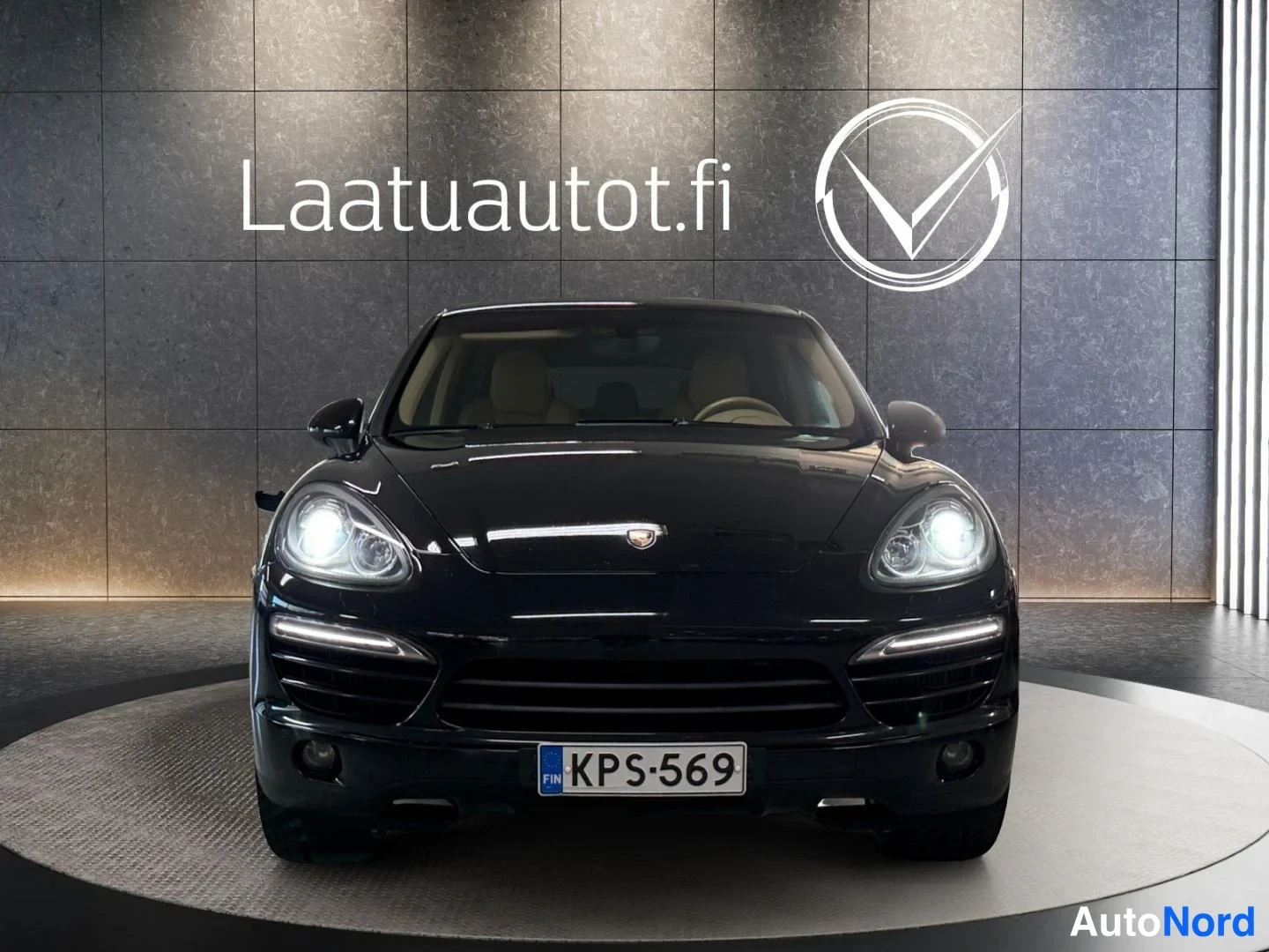 Musta Porsche Cayenne 2012, edestä, kuva 4