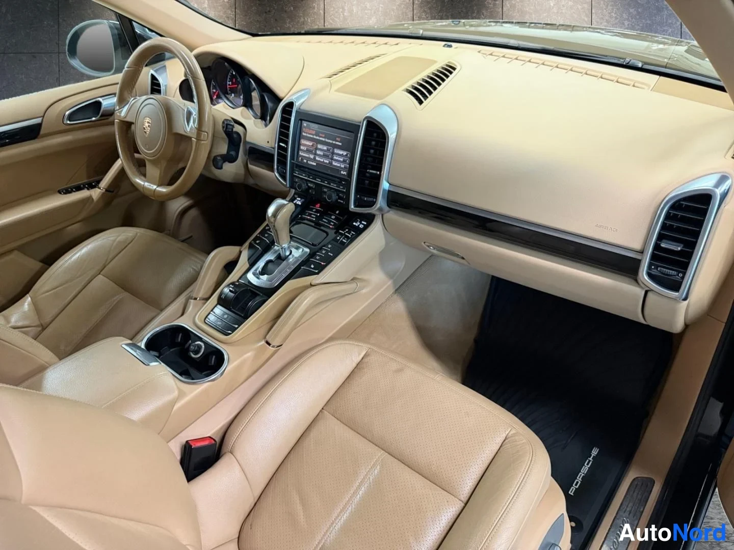 Musta Porsche Cayenne 2012, ohjaamo, kuva 10