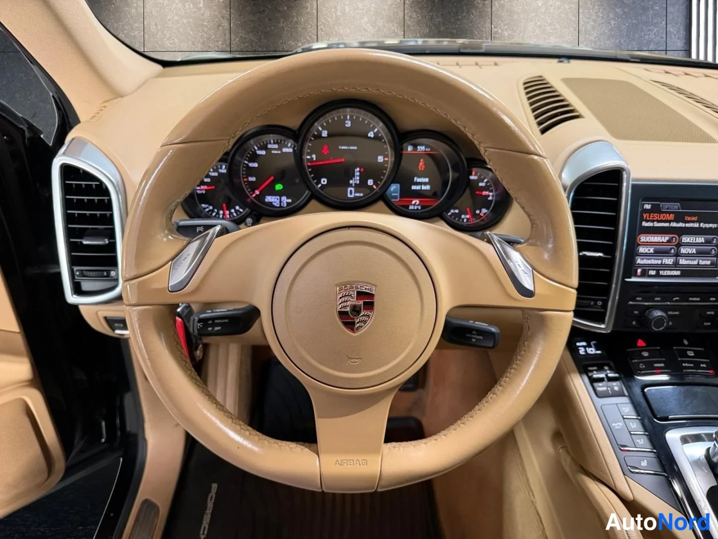 Musta Porsche Cayenne 2012, ohjaamo, kuva 11