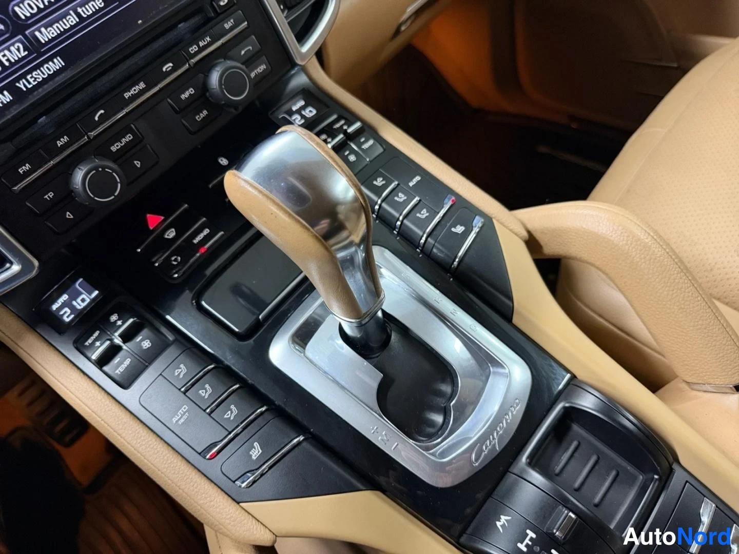 Musta Porsche Cayenne 2012, yksityiskohta, kuva 19