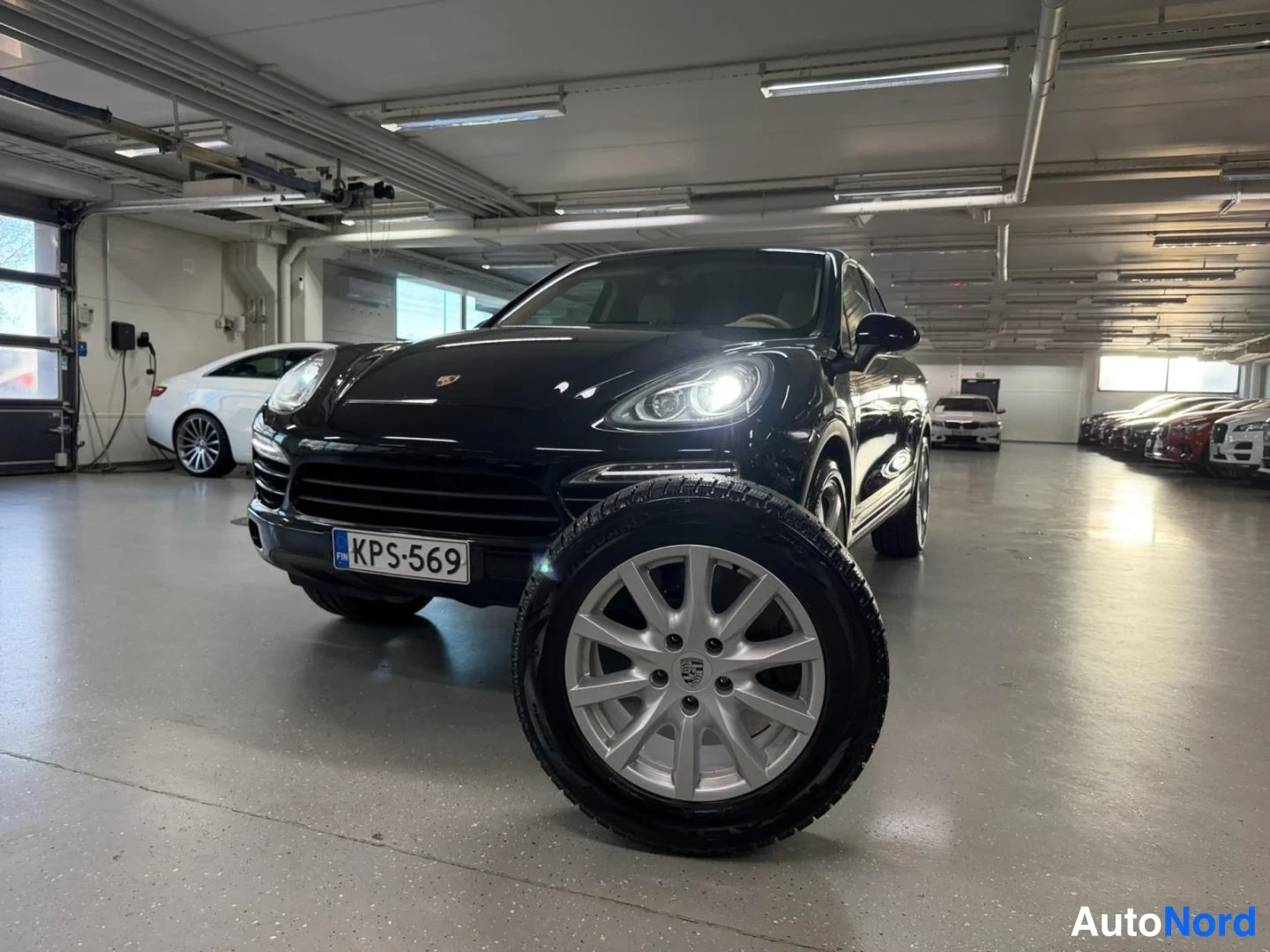 Musta Porsche Cayenne 2012, etuviisto, keula vasemmalle, kuva 2