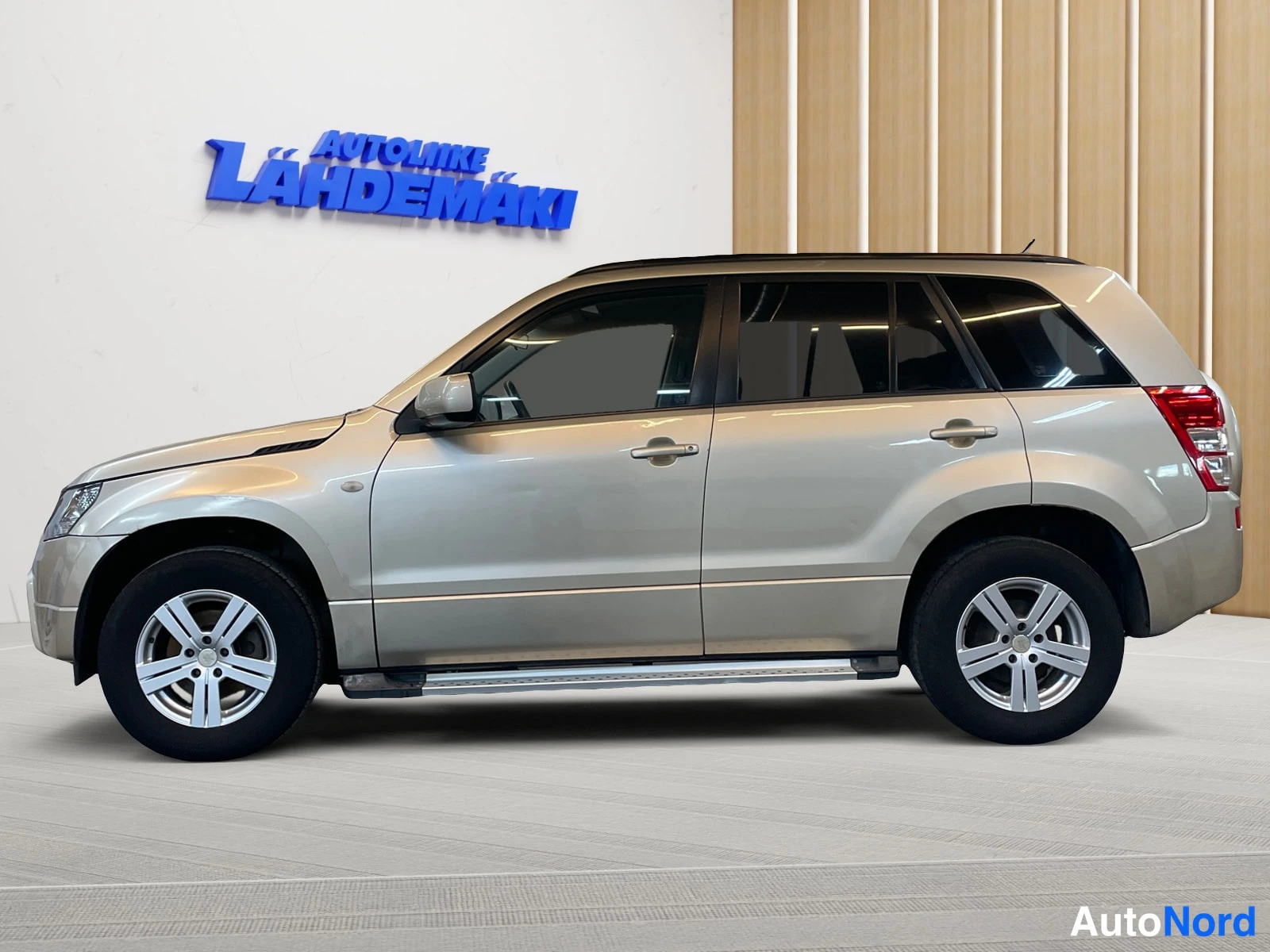 Ruskea Suzuki Grand Vitara 2007, etuviisto, keula vasemmalle, kuva 2