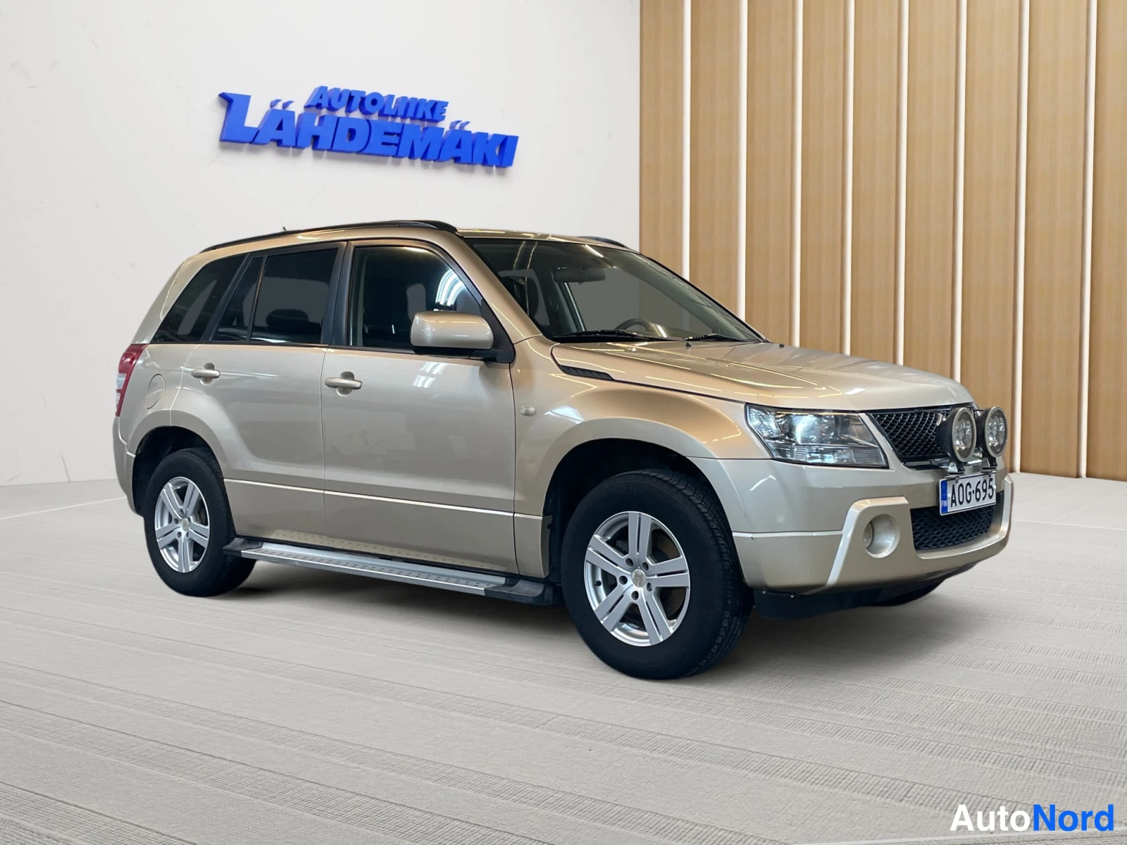 Ruskea Suzuki Grand Vitara 2007, etuviisto, keula oikealle, kuva 4