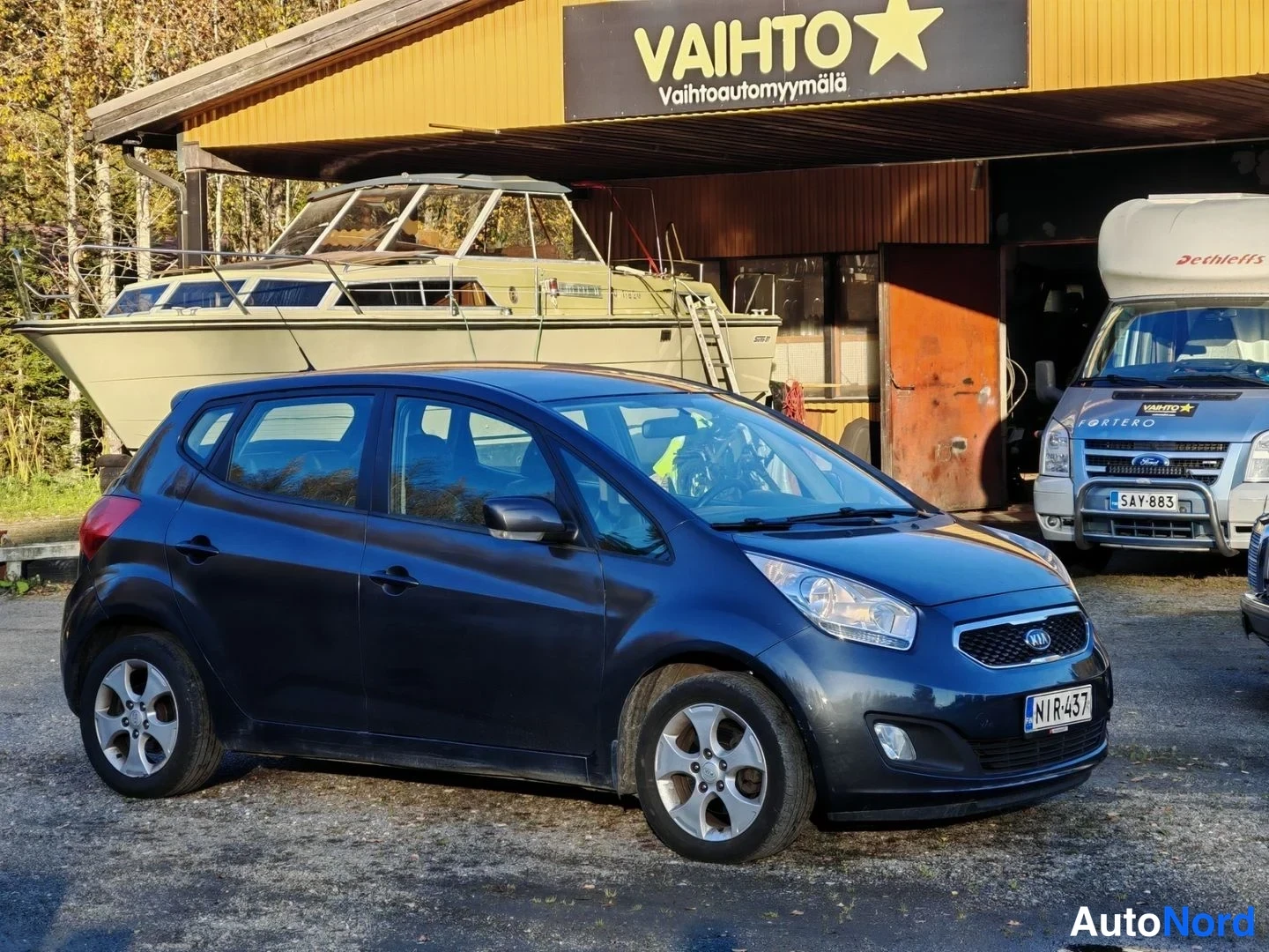 Copper Kia Venga 2012, front three-quarter, nose to the right, photo 2