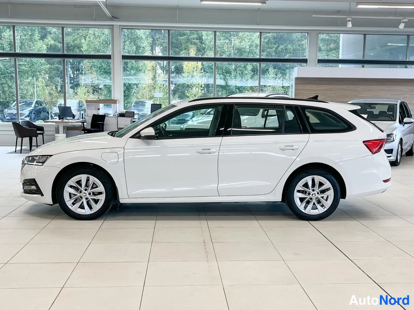 Valkoinen Skoda Octavia 2024, etuviisto, keula vasemmalle, kuva 2