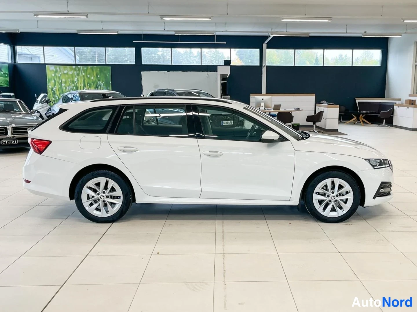 Valkoinen Skoda Octavia 2024, takaviisto, kuva 4