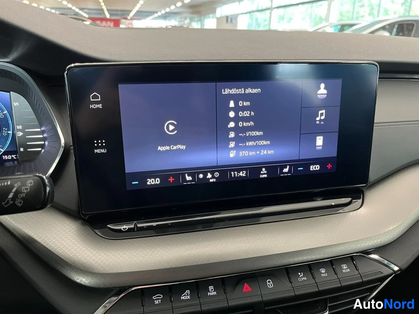 Valkoinen Skoda Octavia 2024, kuva 21