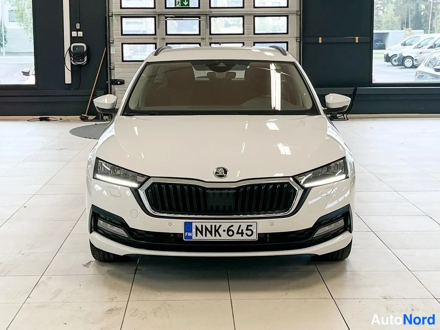 Valkoinen Skoda Octavia 2024, edestä, kuva 3