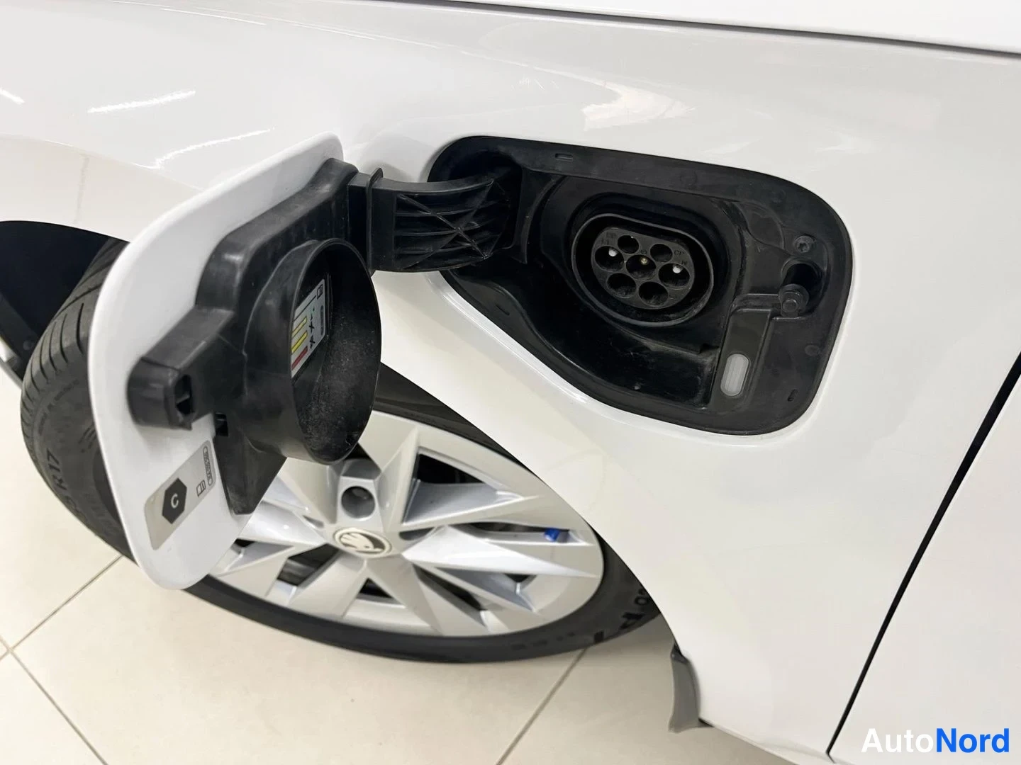 Valkoinen Skoda Octavia 2024, kuva 7