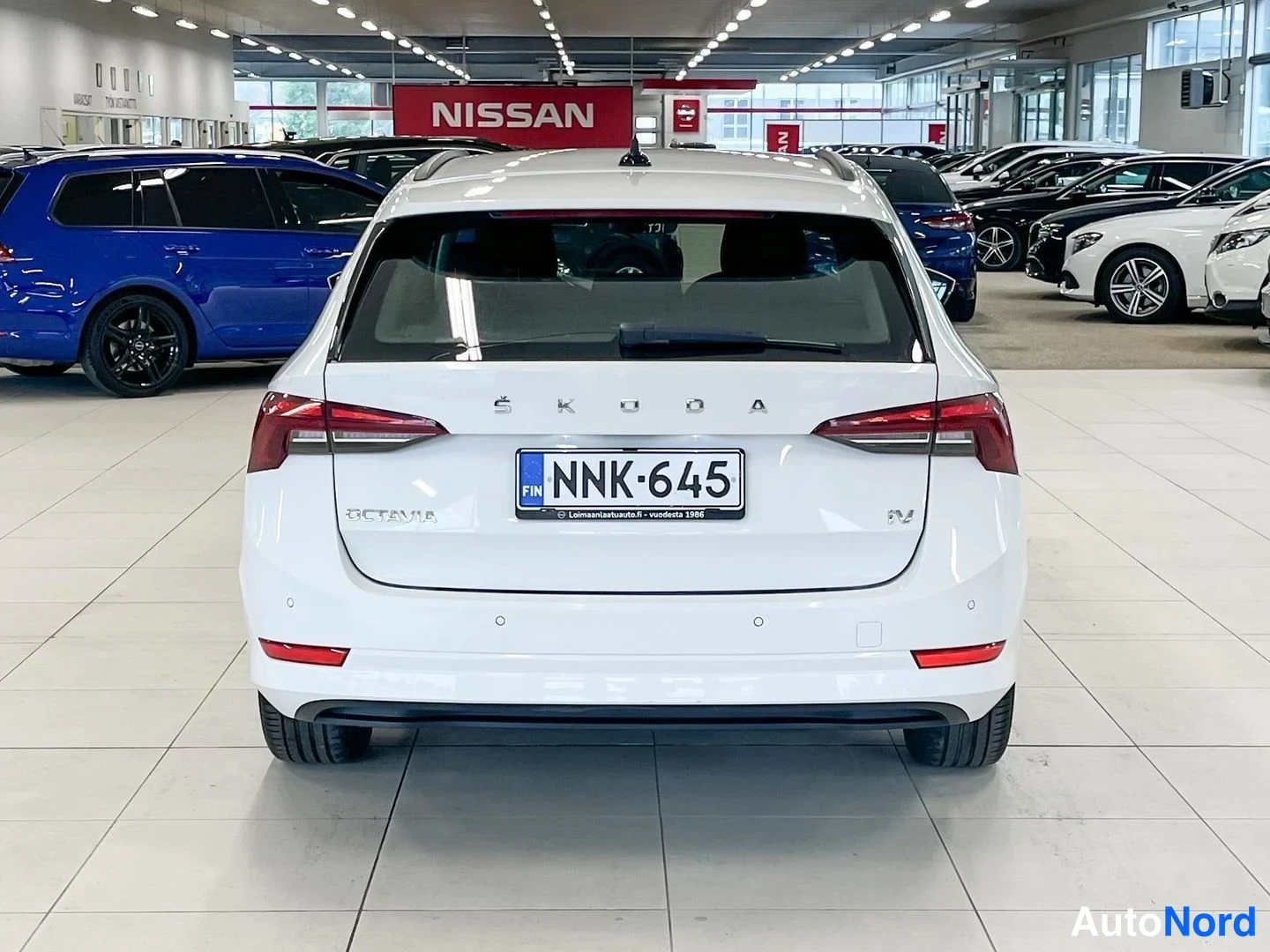 Valkoinen Skoda Octavia 2024, takaa, kuva 5