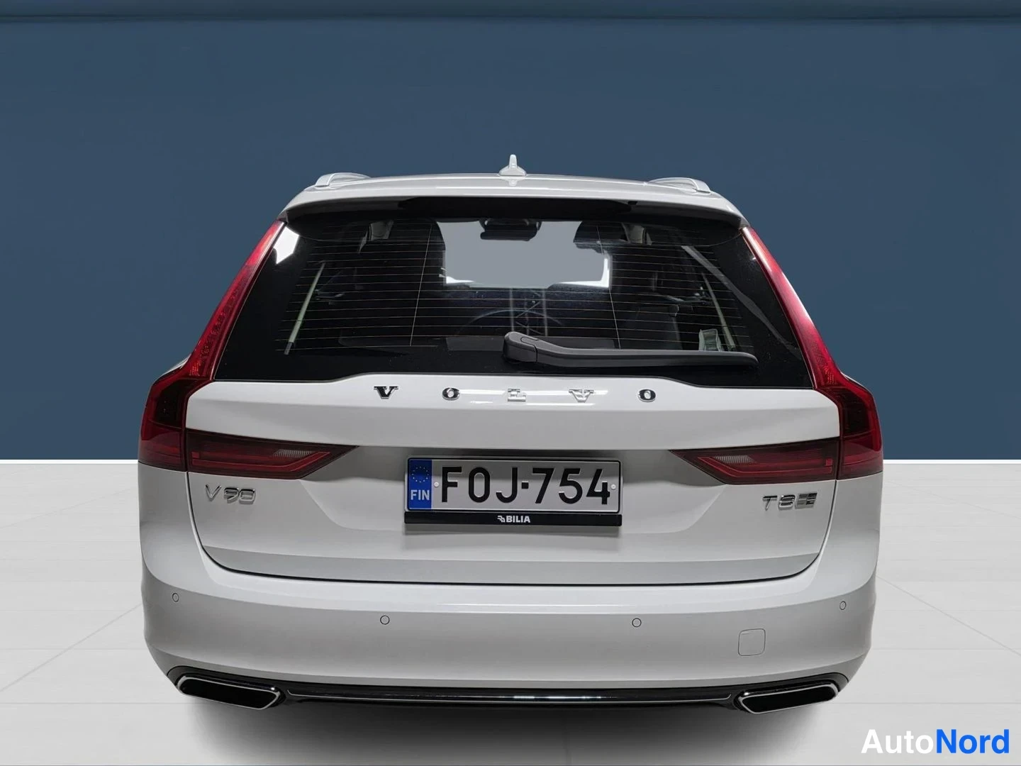 Valkoinen Volvo V90 2020, takaa, kuva 7