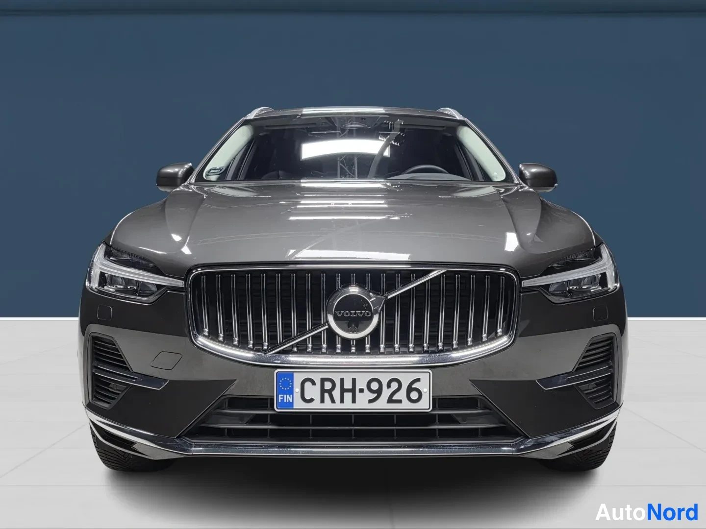 Harmaa Volvo XC60 2023, edestä, kuva 4