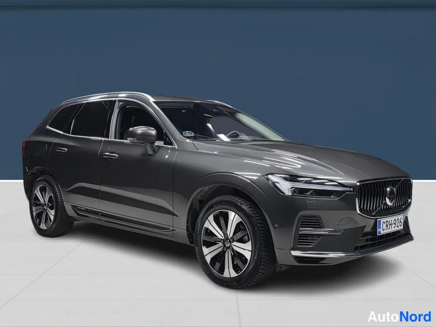 Harmaa Volvo XC60 2023, etuviisto, keula oikealle, kuva 3