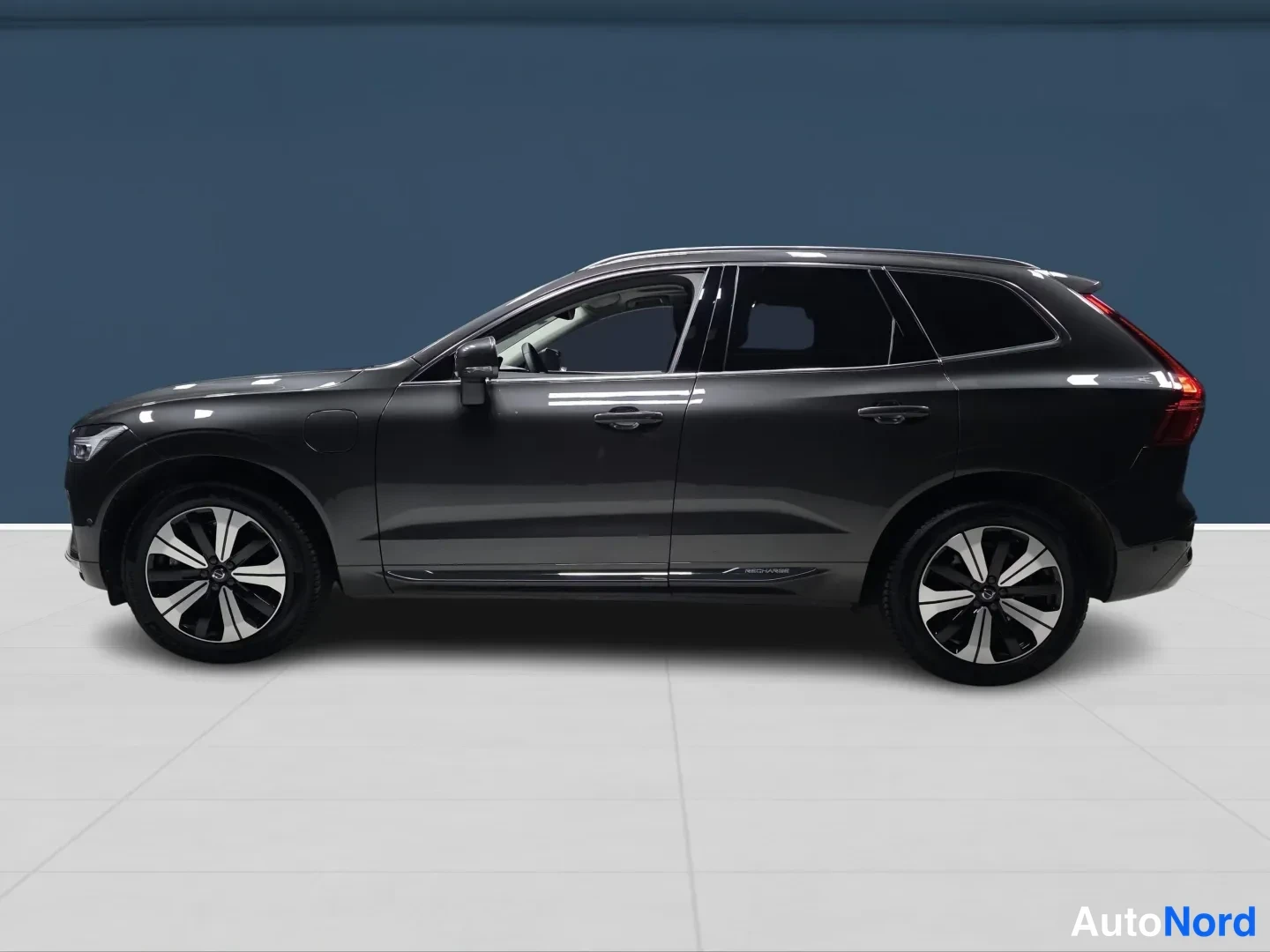 Harmaa Volvo XC60 2023, etuviisto, keula vasemmalle, kuva 2