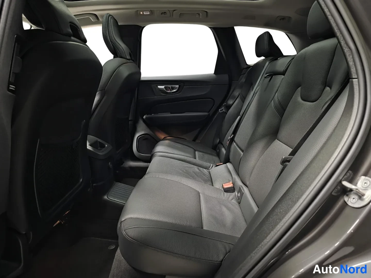 Harmaa Volvo XC60 2023, kuva 12