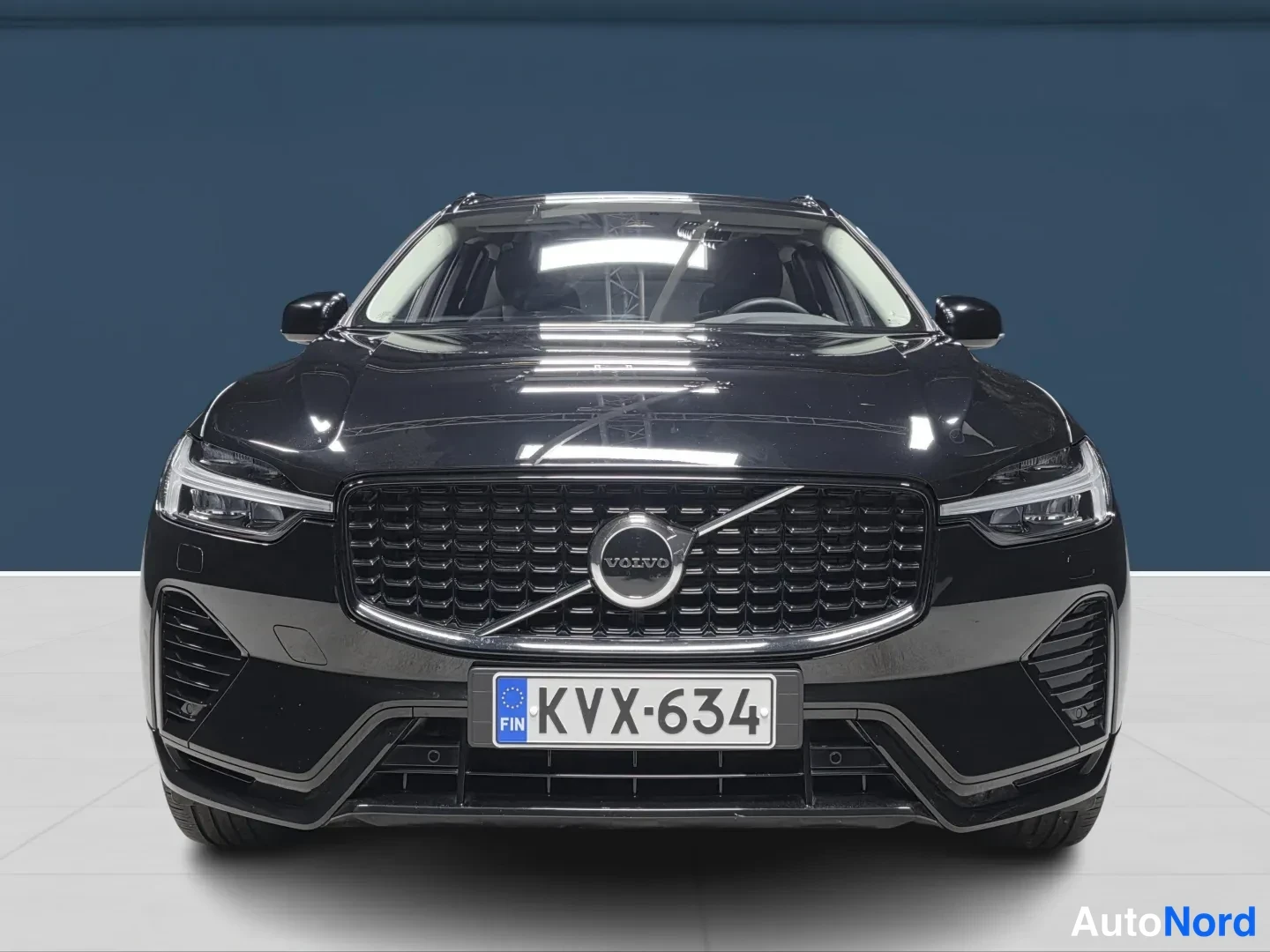 Musta Volvo XC60 2025, edestä, kuva 3
