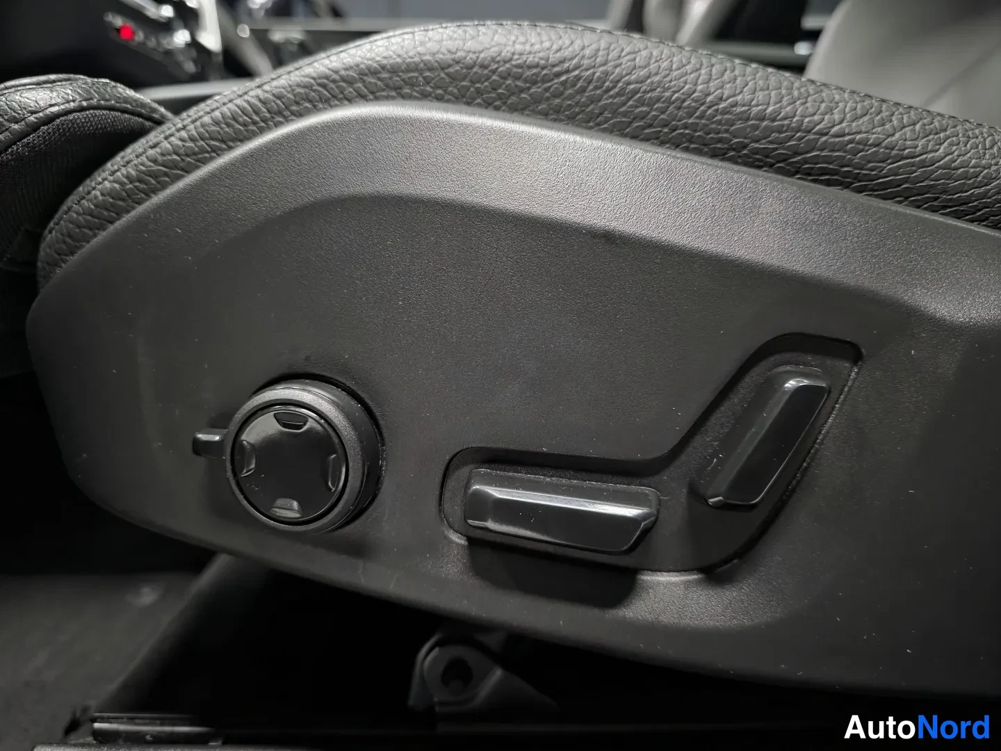 Musta Volvo XC60 2025, kuva 17