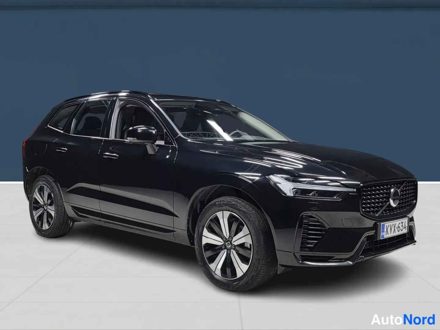 Musta Volvo XC60 2025, sivulta, kuva 5