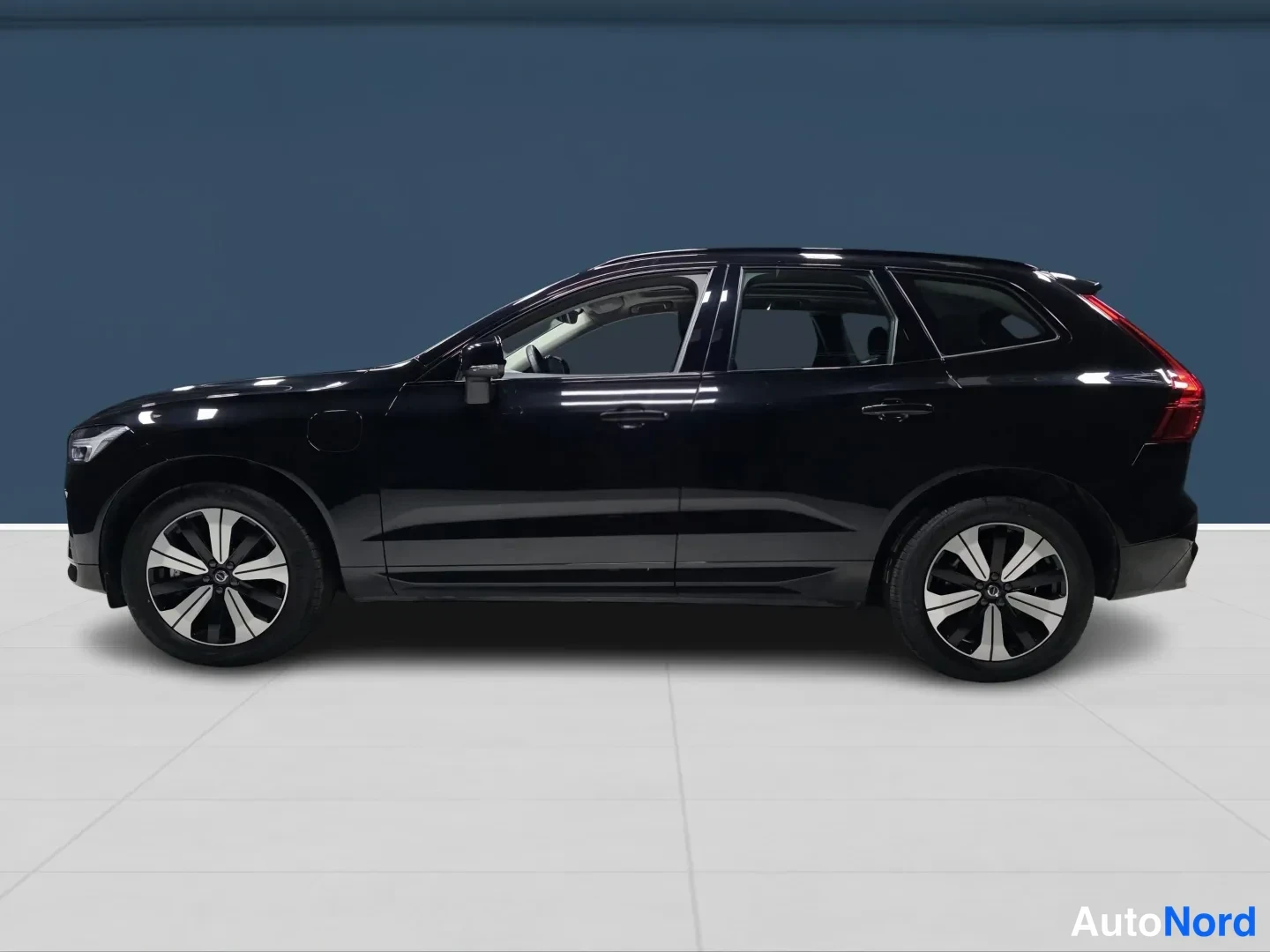 Musta Volvo XC60 2025, sivulta, kuva 4