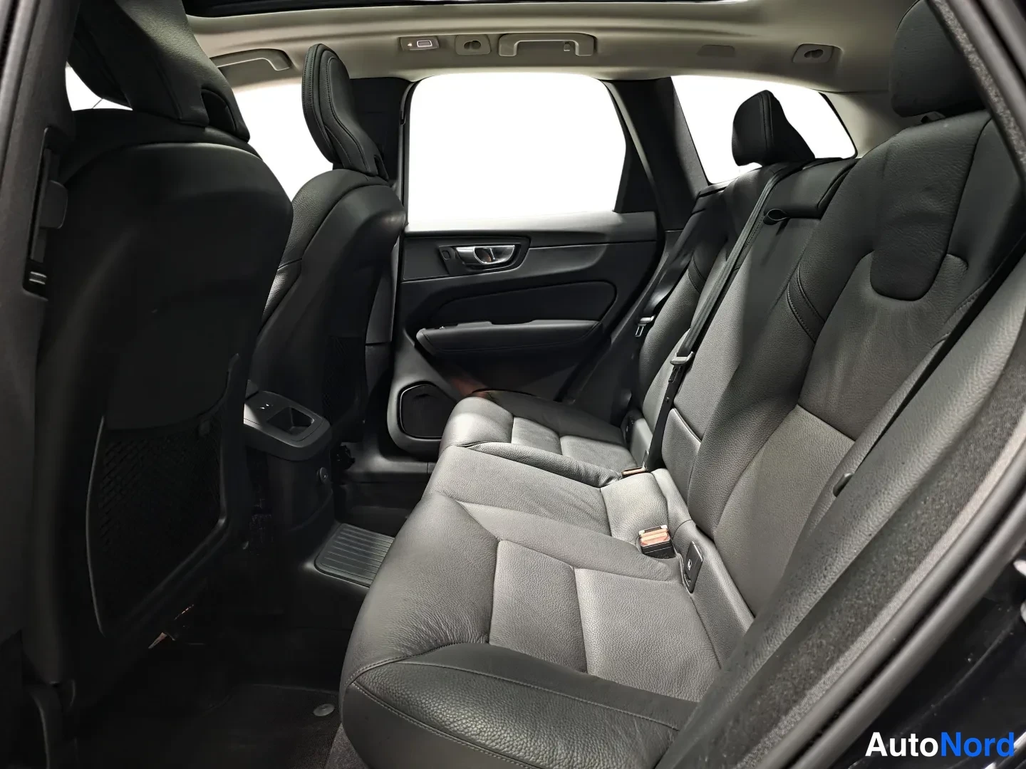 Musta Volvo XC60 2025, kuva 12