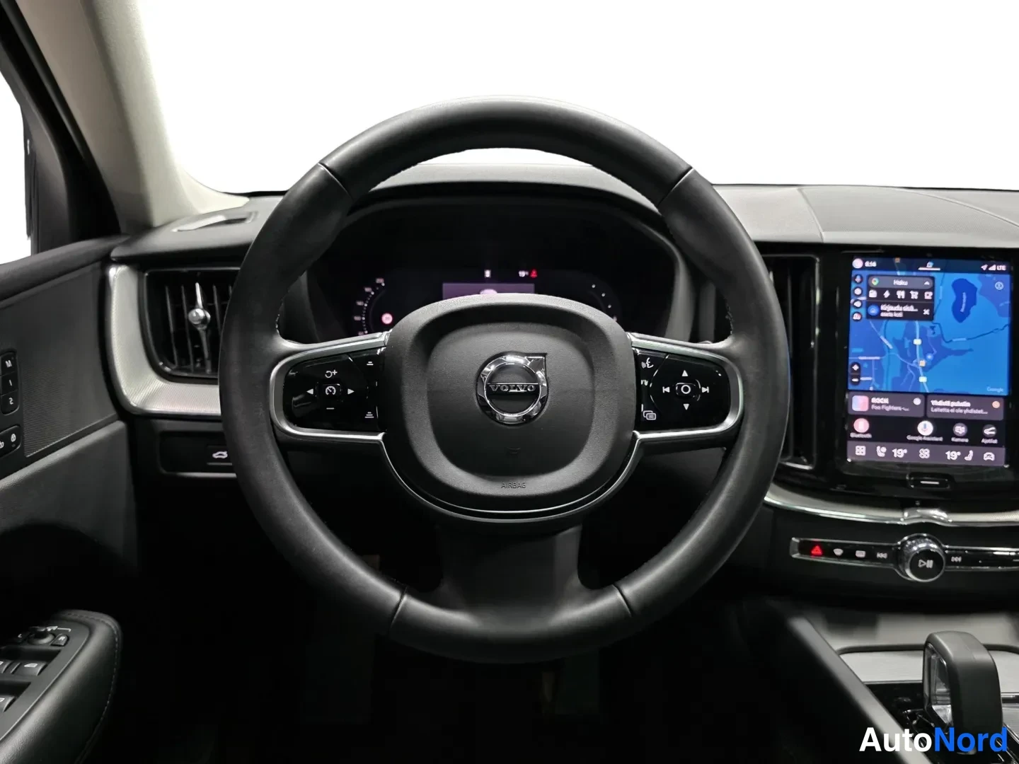 Musta Volvo XC60 2025, kuva 13