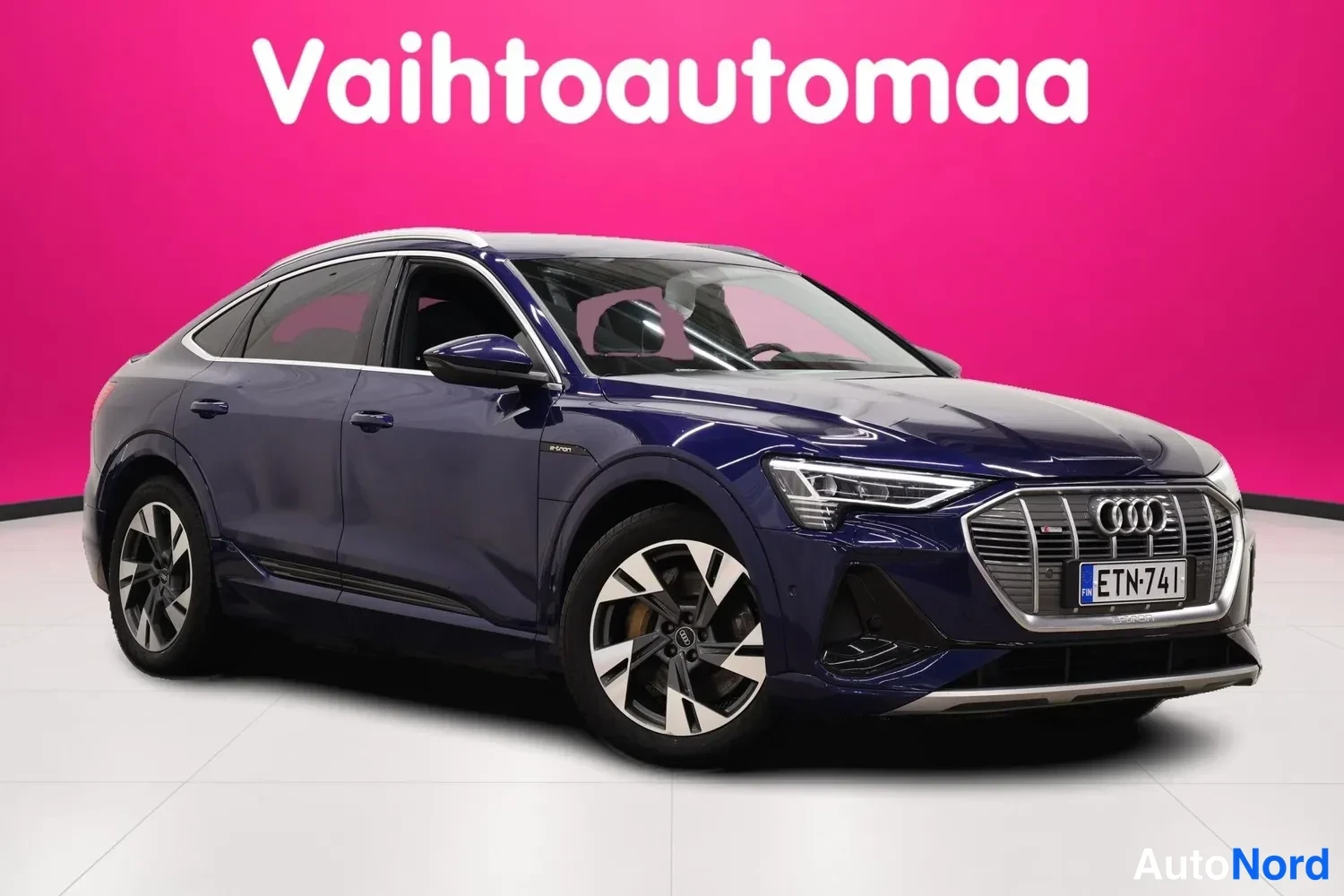 Sininen Audi e-tron Sportback 2021, etuviisto, keula oikealle, kuva 2